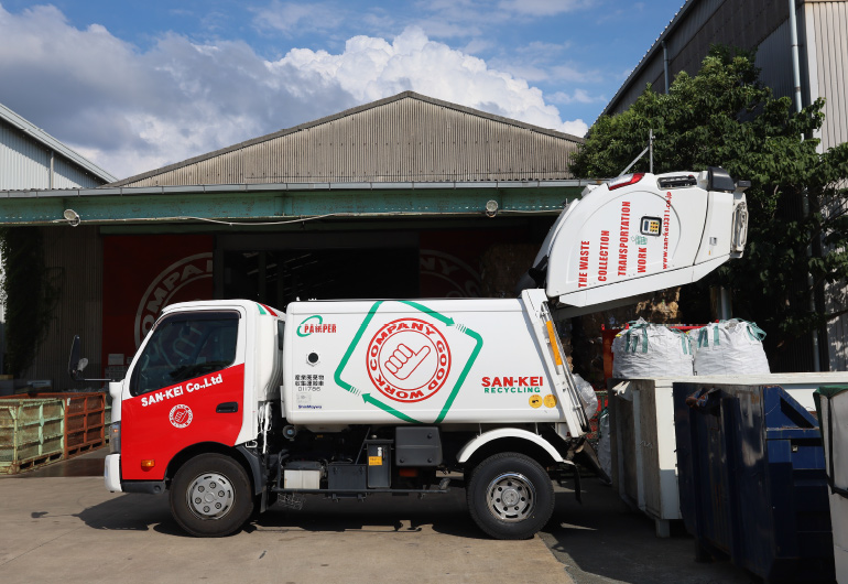 株式会社SAN-KEIの収集車による廃棄物回収作業の様子