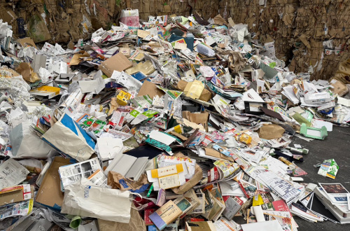 株式会社SAN-KEIの企業や家庭から排出される段ボールや古紙、古着などの回収作業の様子