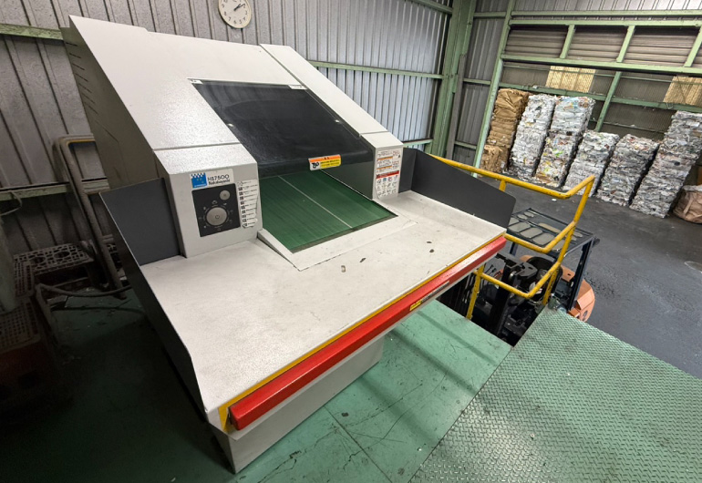 株式会社SAN-KEIの自社工場内にある機密室大型シュレッダー