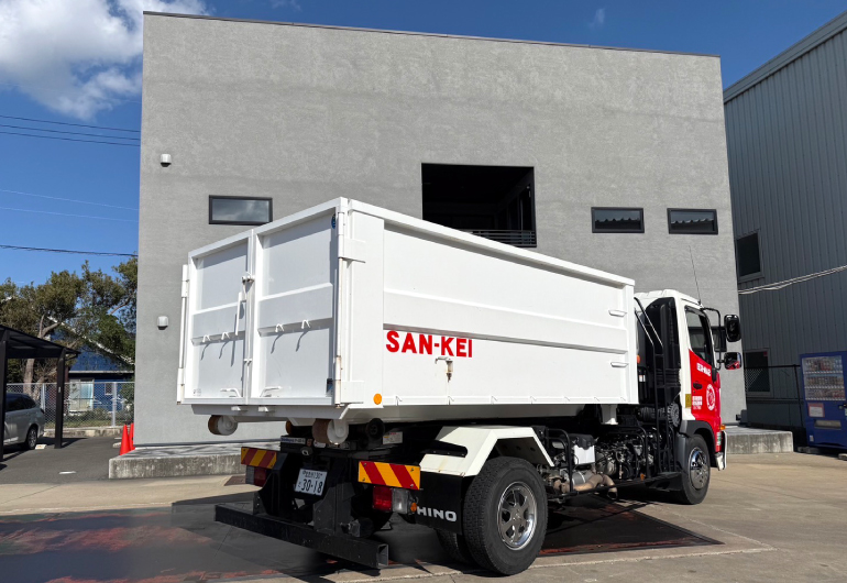 株式会社SAN-KEIの廃棄物収集・運搬用トラック