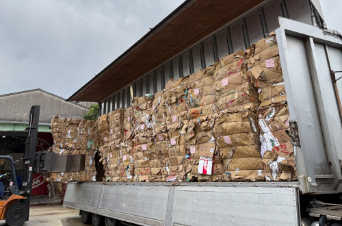 株式会社SAN-KEIの工場で圧縮・梱包された段ボール資源